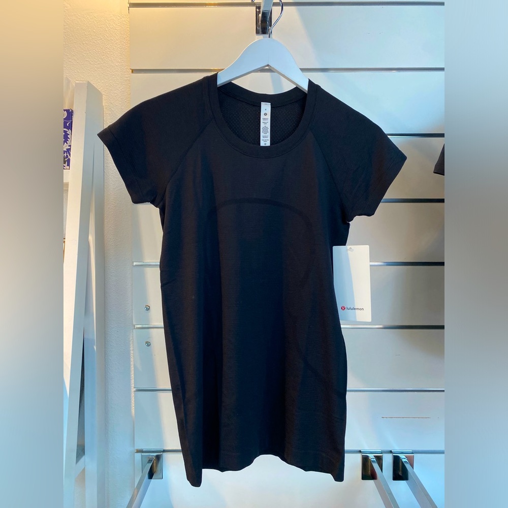 lululemon athletica Women's Black Short Sleeve Tee